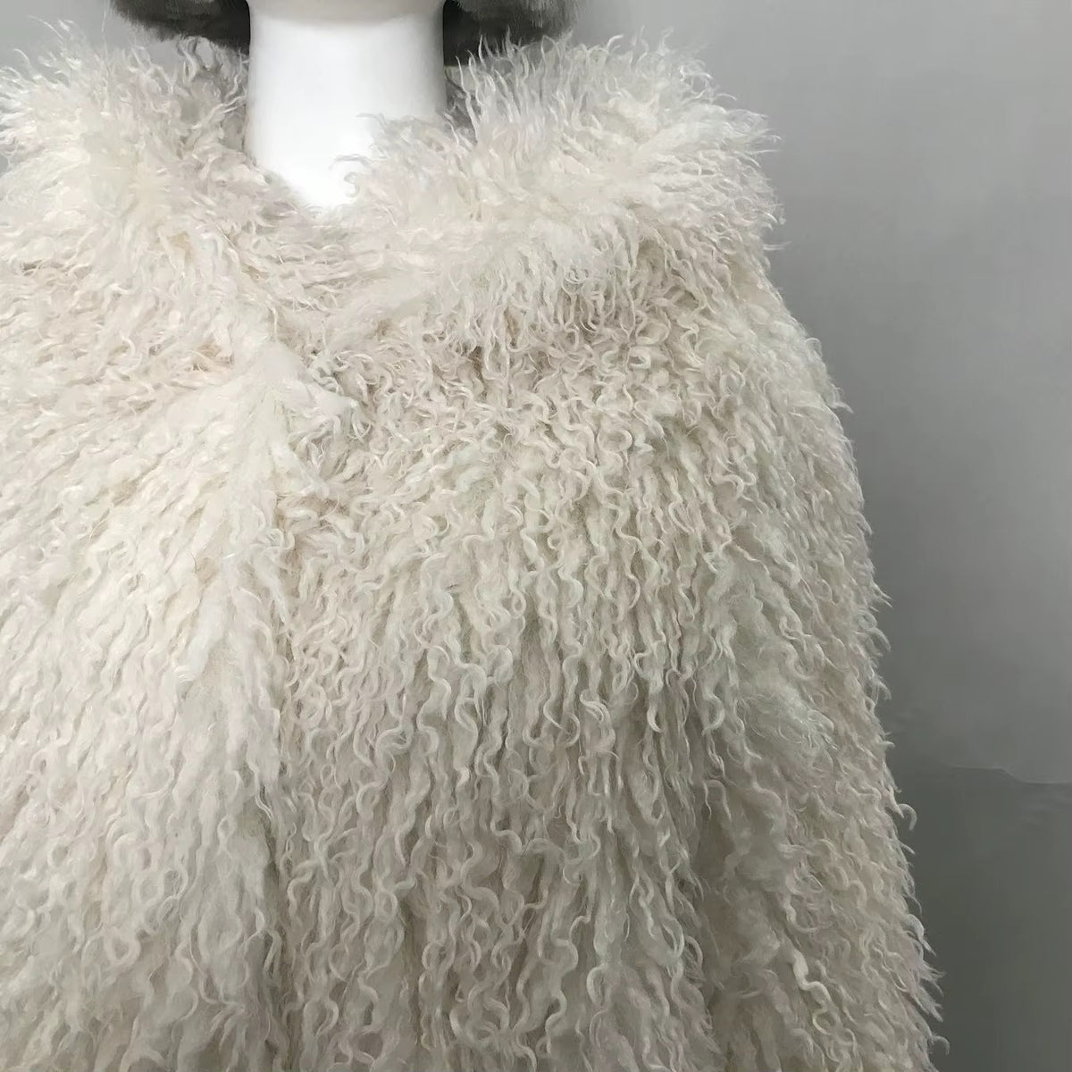 mangolian fur blanc en détails et en gros